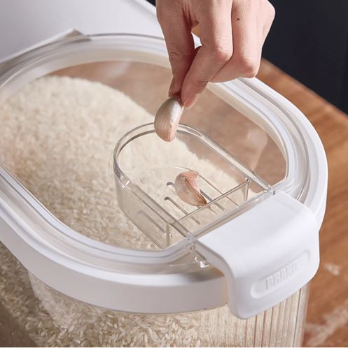 Sealed Rice Storage Container with Wheels and Measuring Cup (9KG)